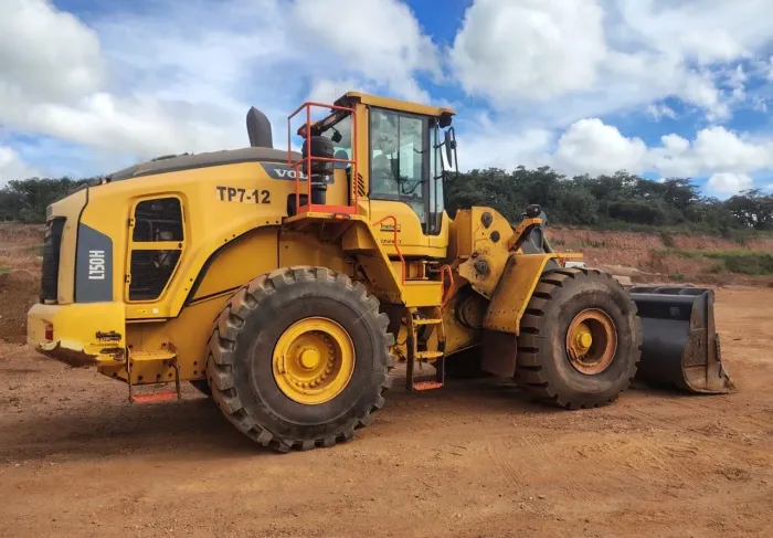 Pá Carregadeira Volvo L150H ano 2021 com 10.800 horas, em MG