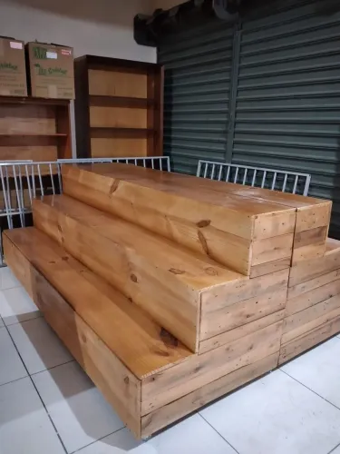 Expositor feito com palete e pinus para comércio