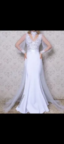 vestido branco de noiva com apliques de renda.