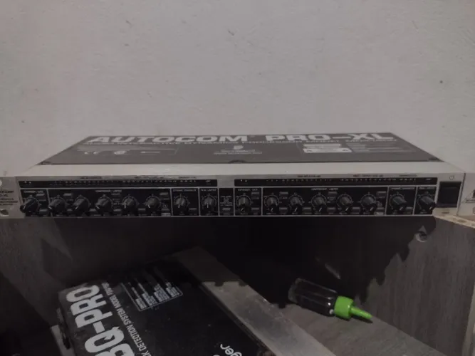 Processador Dinâmico Behringer Autocom Pro-XL