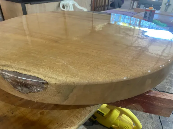 Mesa de madeira maciça 