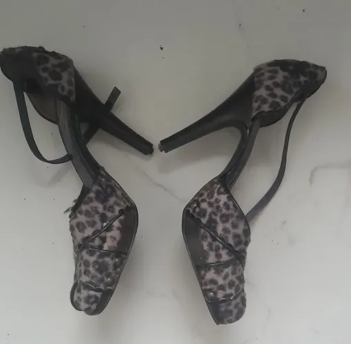 Sandália animal print com defeito