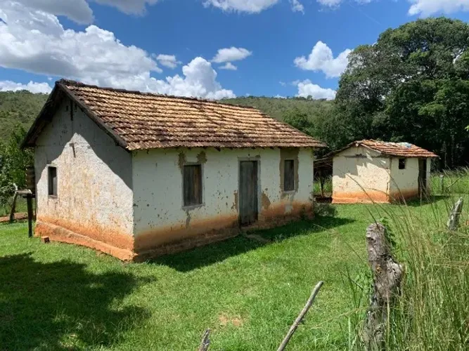 Terreno 4.5 ha, 100% formado em pastagem, agua corrente nos fundos, pomar.