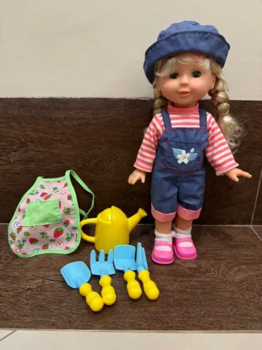 Boneca de jardim com acessórios