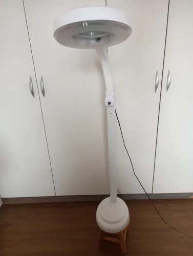 Luminária de pé com lupa