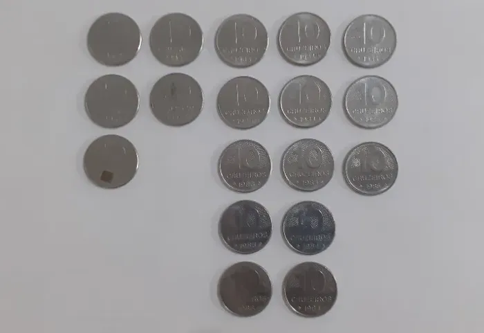 Lote 24 Moedas - 1 / 5 / 10 / 20 / 50 Cruzeiros 1979 A 1985