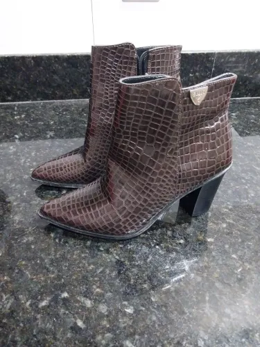 Botas de Couro Marrom
