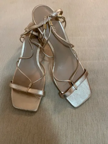 Sandália dourada Arezzo
