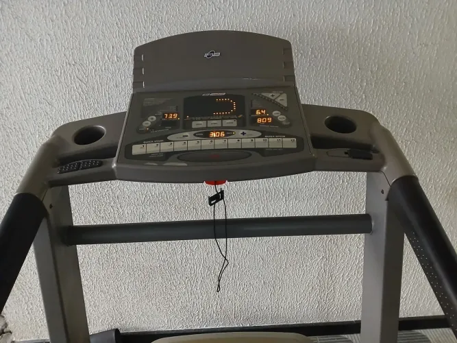 Esteira profissional Reebok com inclinação eletrônica revisada