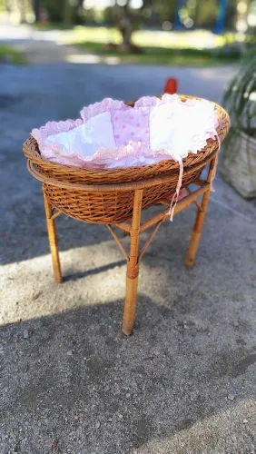 Berço/Cesta de vime vintage com roupa de cama