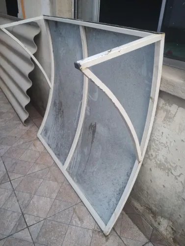 Cobertura em metal e vidro