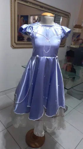 FANTASIA PRINCESA SOFIA, VESTIDO FEITO EM CREPE E DECORADO C/ PEROLAS. TAM (M)