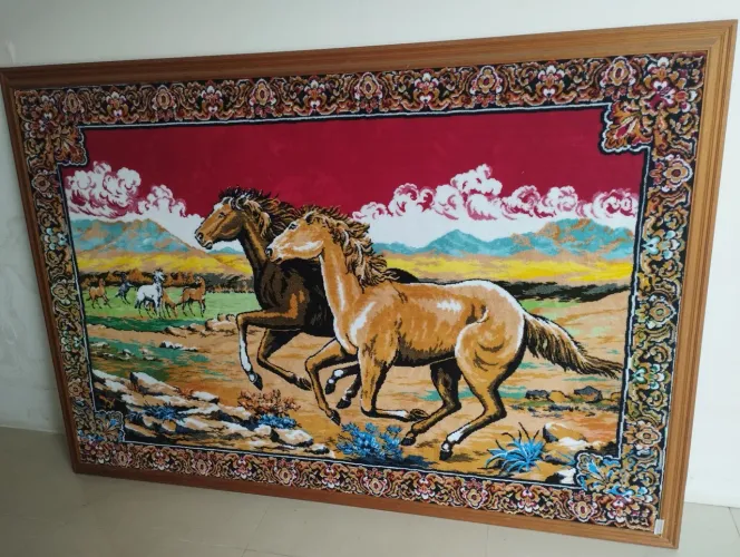 Belíssimo quadro "Cavalos ao campo" em tapeçaria antigo
