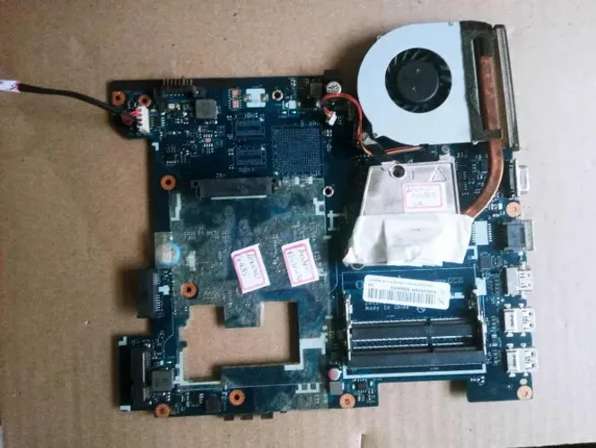Placa mãe LA-8681P Lenovo G485 com defeito.