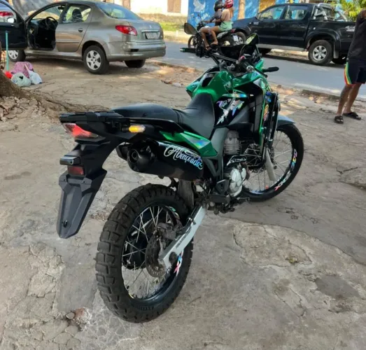Vendo ou troco em carro xre 300 abs adverture 2021 em dias.