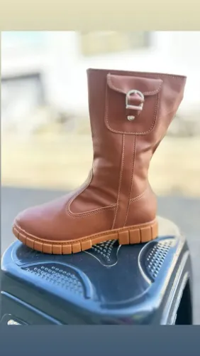 Bota Feminina Marrom com Detalhes