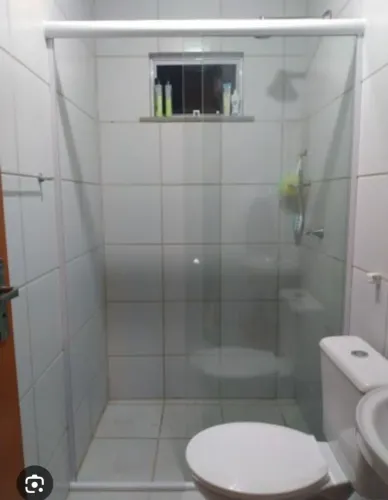 Vendo box para banheiro. 55cm (fixa)x60cm ( porta correr)x190cm(altura).