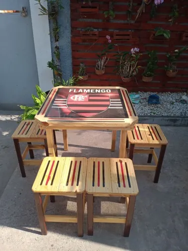 Mesa resinada personalizada flamengo com 4 bancos