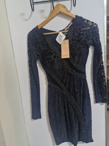 Vestido Preto Elegante com Detalhes em Pedraria