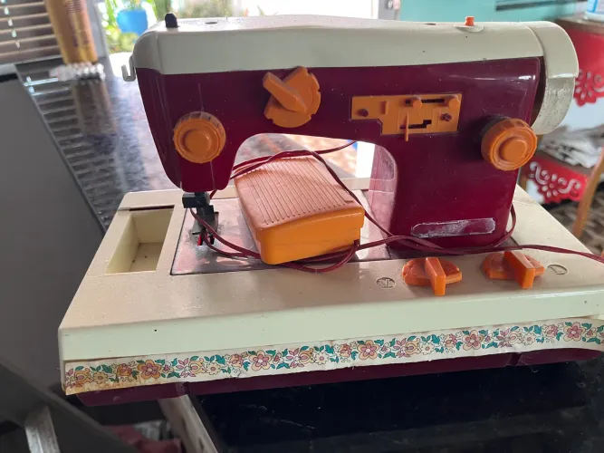 Maquina de costura de brinquedo antiga