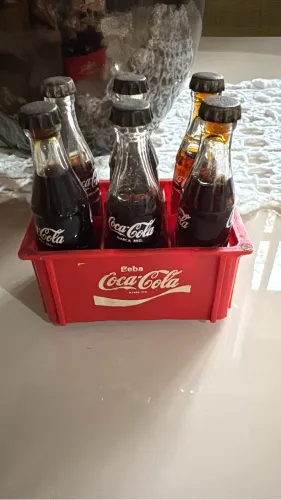 Engradado de mini coca anos 80 com 6 unidades