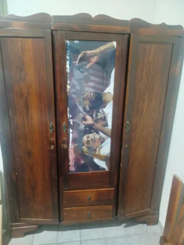 Guarda roupa antigo 3 portas e 2 gavetas 