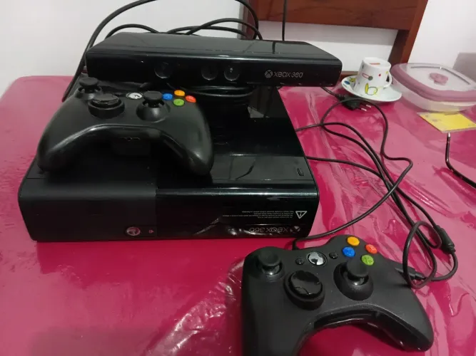 Xbox 360 super slim desbloqueado dois controles e com kinect