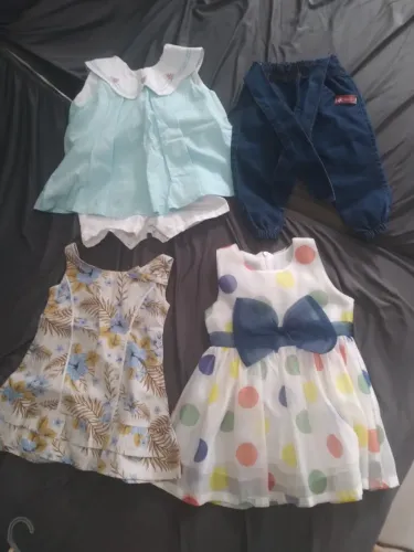 Lote de Roupas Menina 1 a 3 anos - São 2 vestidos, 1 Macaquito e 1 Calça Jeans