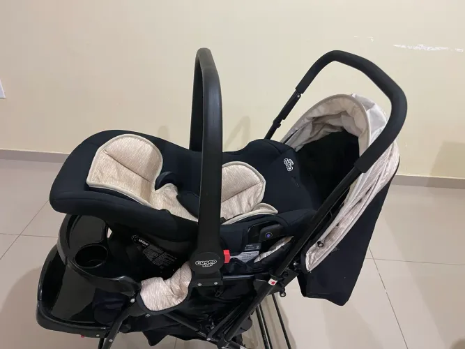 Carrinho de bebê com bebê conforto semi usado