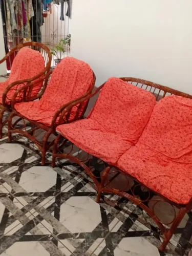 Vende-se um jogo de sala de Cipó com 4 cadeiras.