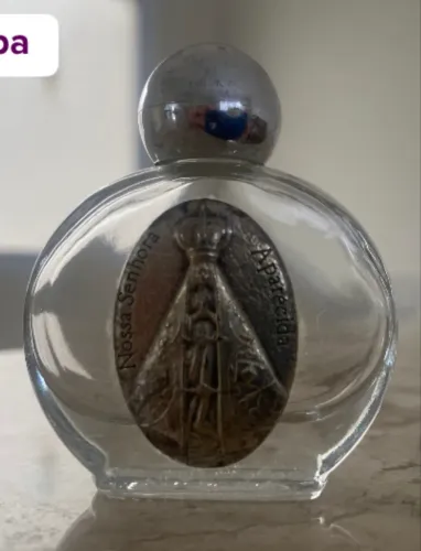 Souvenir - suporte N.S. Aparecida para água benta; material: vidro