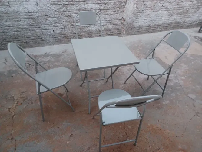 Vendo jogo de mesa e cadeiras