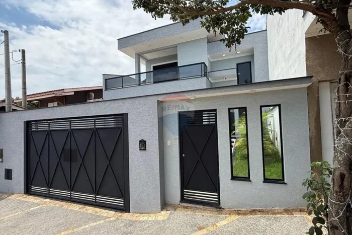 Casa com 3 dormitórios, 6 vagas, estrutura para piscina -Jardim Ipê  Piracaia SP