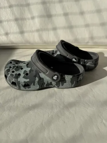 Crocs Cinza Camuflado J1