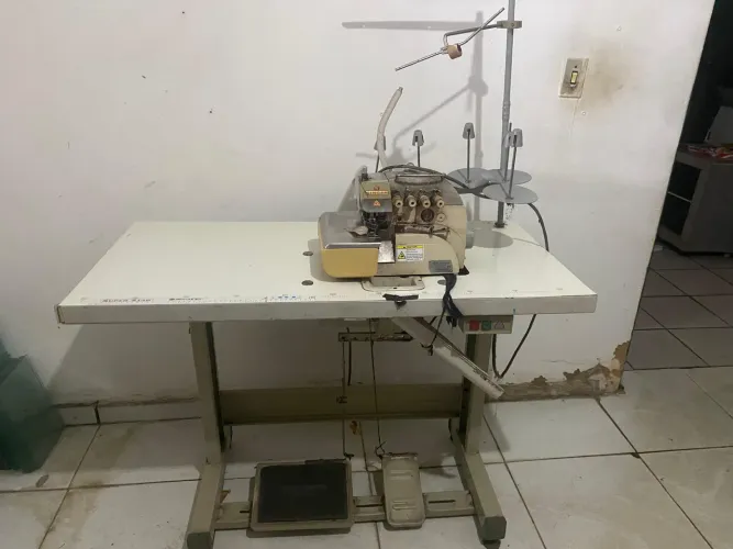 Máquina de costura overloque singer
