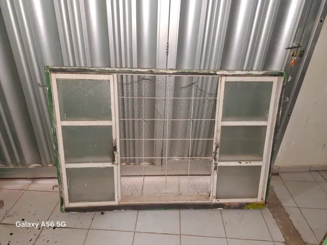Janela de ferro com vidro fosco