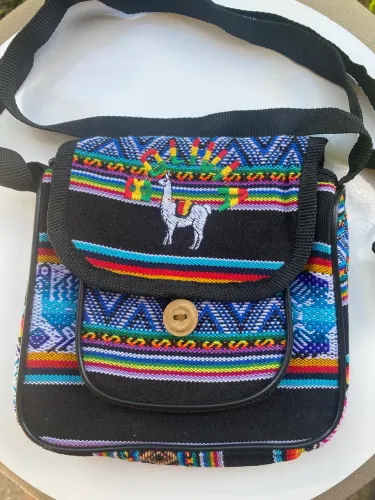 Bolsa artesanal com tecido colorido e bordado de lhama.