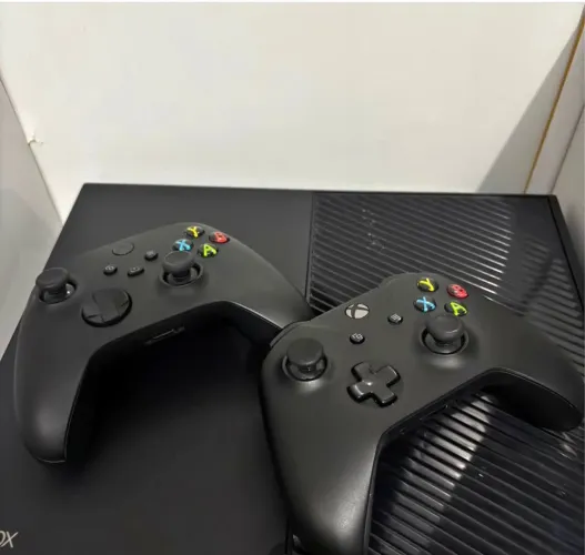 Xbox one semi-novo 2 cotrole 14 jogos a caixa dos controles um controle do xbox seri s