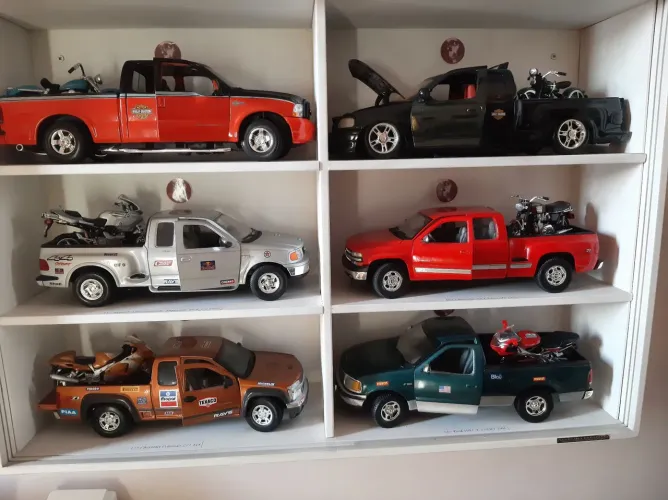Coleção Pick-up e Moto Escala 1:18 c/ Expositor MDF