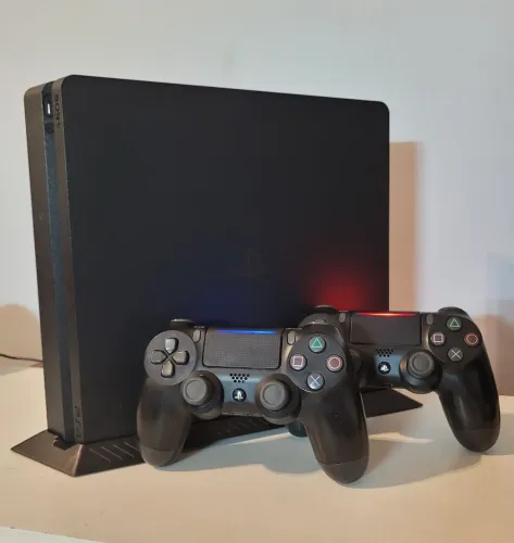 PS4 Slim 1TB + 2 Controles + Suporte - Revisado e Pronto para Uso