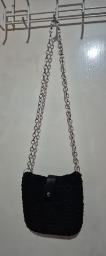 Bolsa transversal preta em crochê