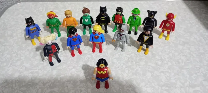 Miniaturas Kinder ovo DC em ótimo estado de conservação