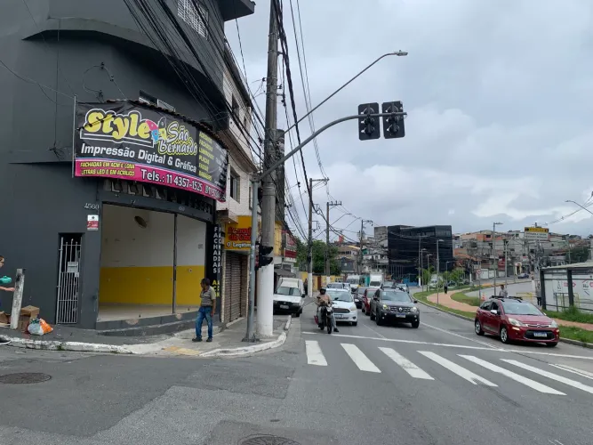 Salão Comercial de Esquina. São B Campo. 5,30 x 21,00 x 3,50 PÉ Direito.