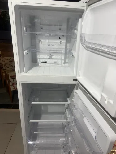 Geladeira novíssima pouco tempo de uso 400litros