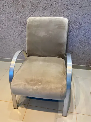 Poltrona para sala de estar. Em tecido suede. Ótimo estado