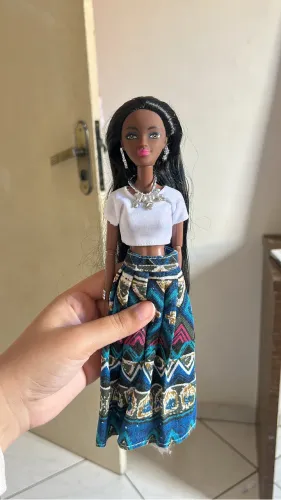 Boneca Articulada Saia Colorida Cabelo Longo 