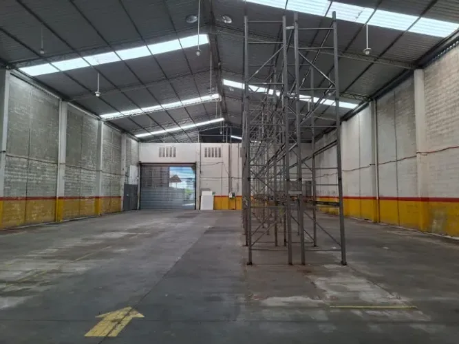 Galpão 1.200m² | Pé-Direito 9m | AVCB e Habite-se Nível 3 | Av. das Torres