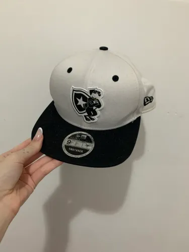 Boné New Era 9FIFTY Botafogo original. Ajustável (snapback), cor branca e preta