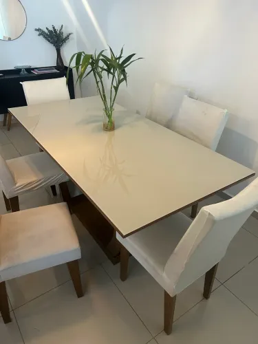 Mesa com tampo de vidro com 6 cadeiras