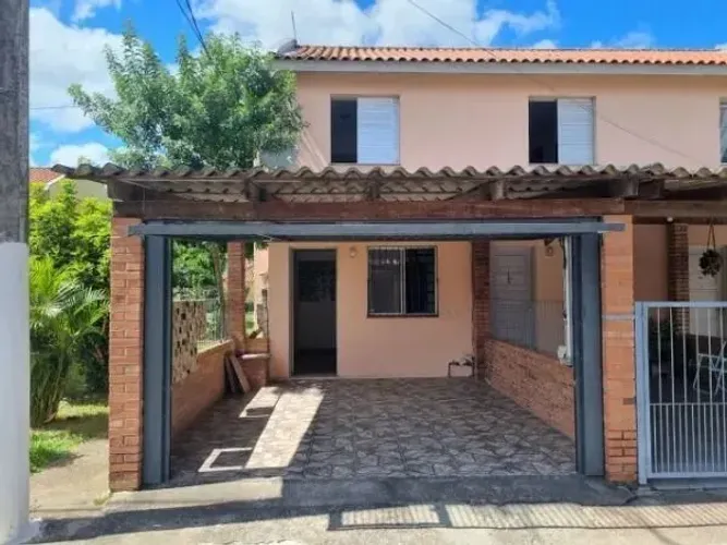 Sobrado em Porto Alegre, no bairro Vila Nova, com 2 dormitório(s), e 2 banheiros